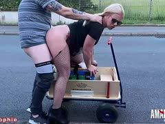Blondes deutsches Netzluder auf der Straße gebumst