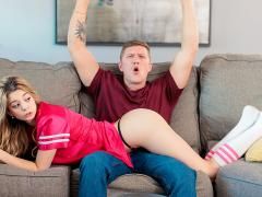Teen verführt ihren Freund zum Fick